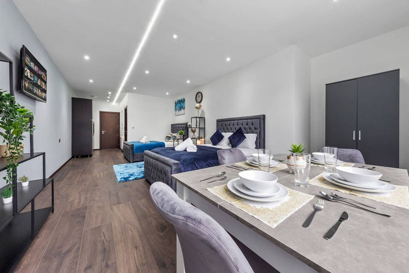 Entire apartment, Modern Spacious Sleeps 4 Studio Golders Green in London, South East England