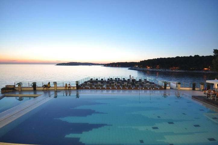 Bungalow für 4 Personen, mit Terrasse und Pool sowie Ausblick, mit Haustier in Pula - 2