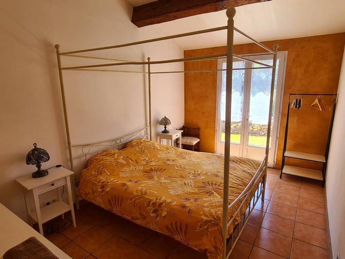 Location de vacances pour 7 personnes, avec vue ainsi que piscine et jardin, animaux acceptés à Entrecasteaux - 4