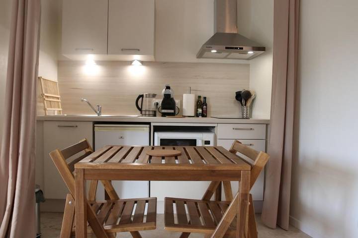 Location de vacances pour 3 personnes, avec piscine ainsi que jardin et vue à Cinais - 4