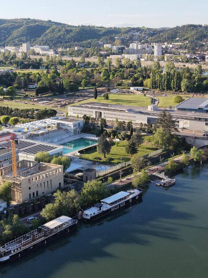 Bateau pour 10 personnes, avec vue et terrasse dans Auvergne-Rhône-Alpes - 2