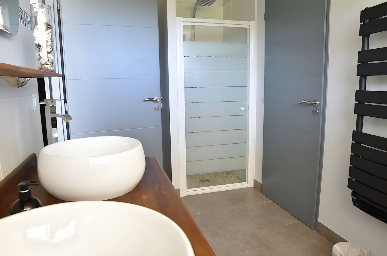 Tussen zee en dennenbos (zwembad, spa-jacuzzi, sauna) - azuurblauwe kamer, foto 15