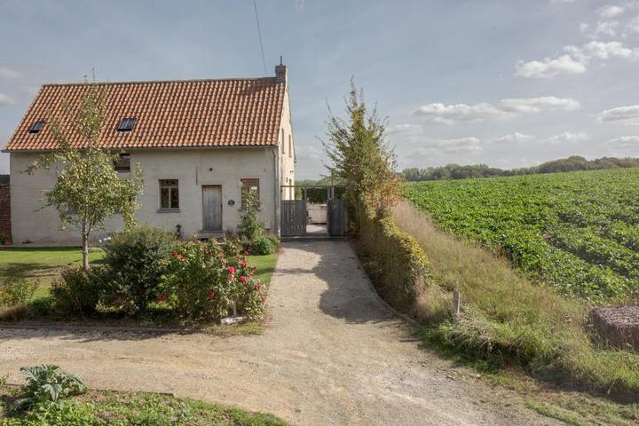Location de vacances pour 7 personnes, avec Jacuzzi et Terrasse ainsi que Jardin et Sauna à Ellezelles