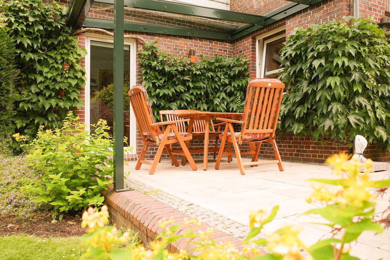 Aurich holiday home: garden, sunroom, fireplace in Aurich, Landkreis Aurich