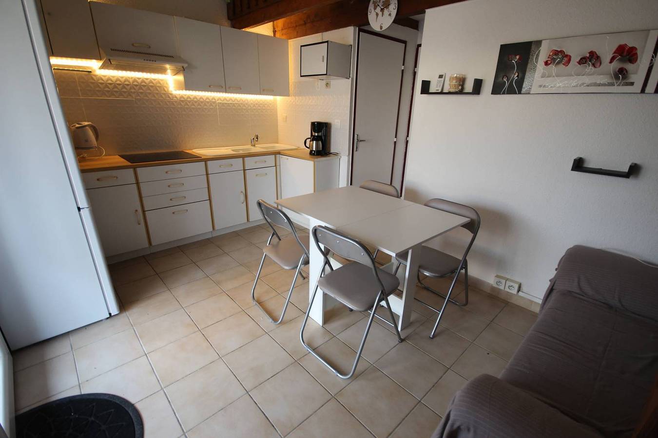 Apartamento vacacional entero, Corner villa located in a secured residence with pool, for 5 persons, airco in the kitchen, at only 400m from the beach in Portiragnes Plage, Portiragnes