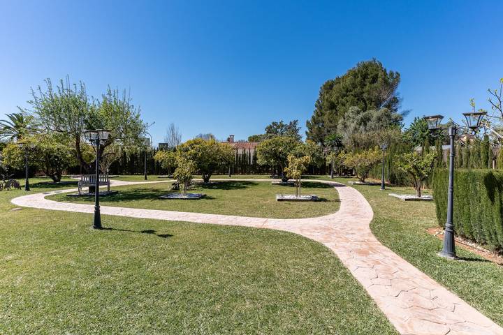 Apartamento entero, Spacious Villa with Pool, BBQ Terrace & En-Suite Bedrooms by Can Panxo in Es Garrovers, Marrachí