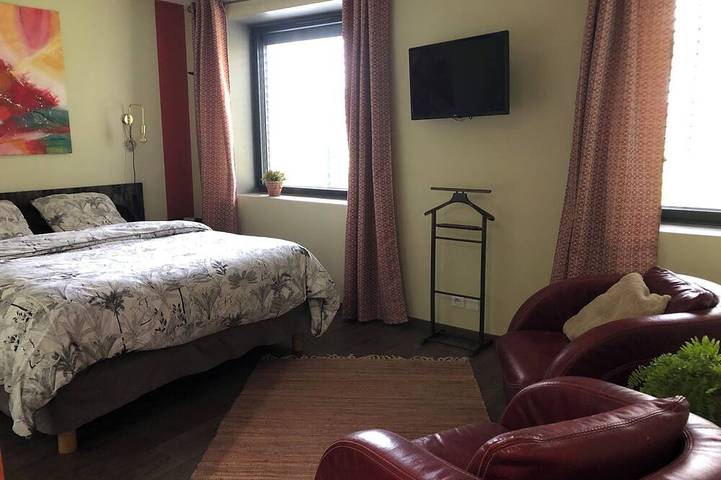 Gîte pour 8 personnes, avec jardin dans Saint-Denis-lès-Bourg - 2