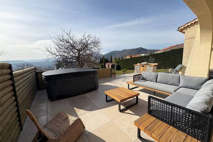 Location de vacances pour 5 personnes, avec Jacuzzi et Jardin dans Enval