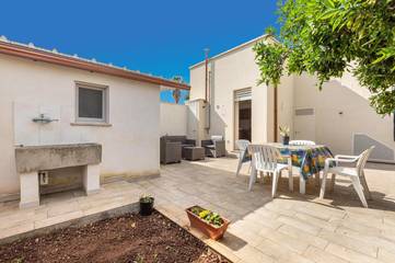 Location de vacances pour 6 personnes, avec terrasse et jardin dans Lucugnano
