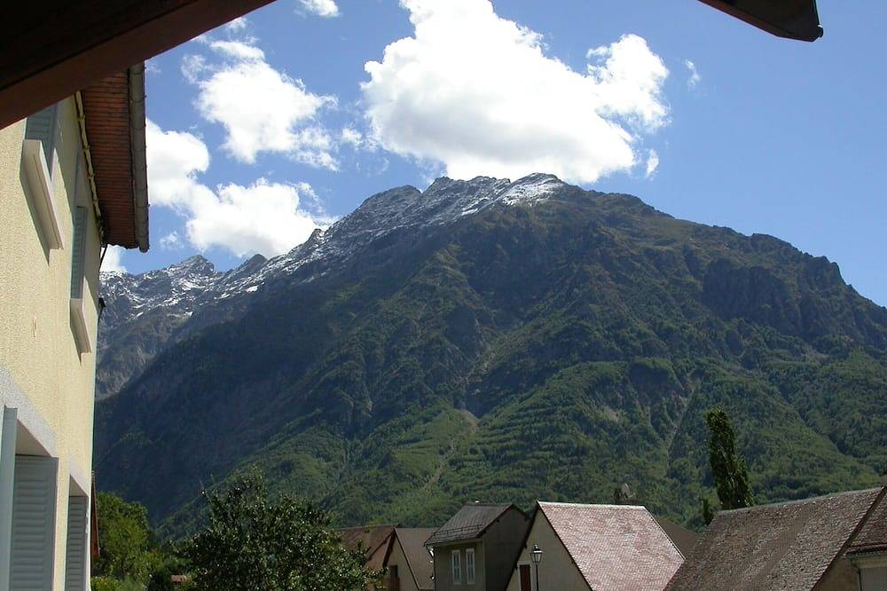 Semi-detached village house with garden and barbecue. Pets allowed in Saint-Firmin, Nationalpark Écrins