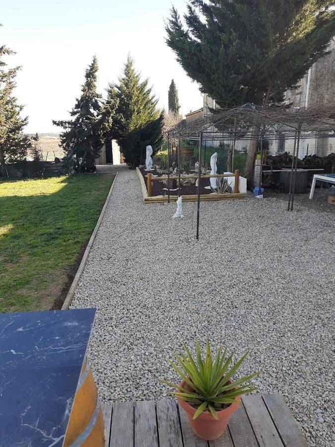 Location de vacances pour 14 personnes, avec piscine ainsi que vue et jardin à Servian - 4
