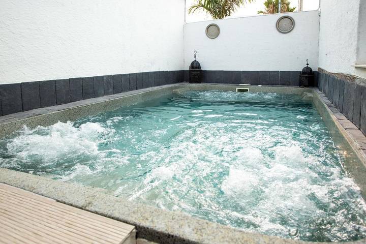 Chalet para 2 personas, con Jacuzzi y Terraza además de Jardín y Piscina en Provincia de Cádiz