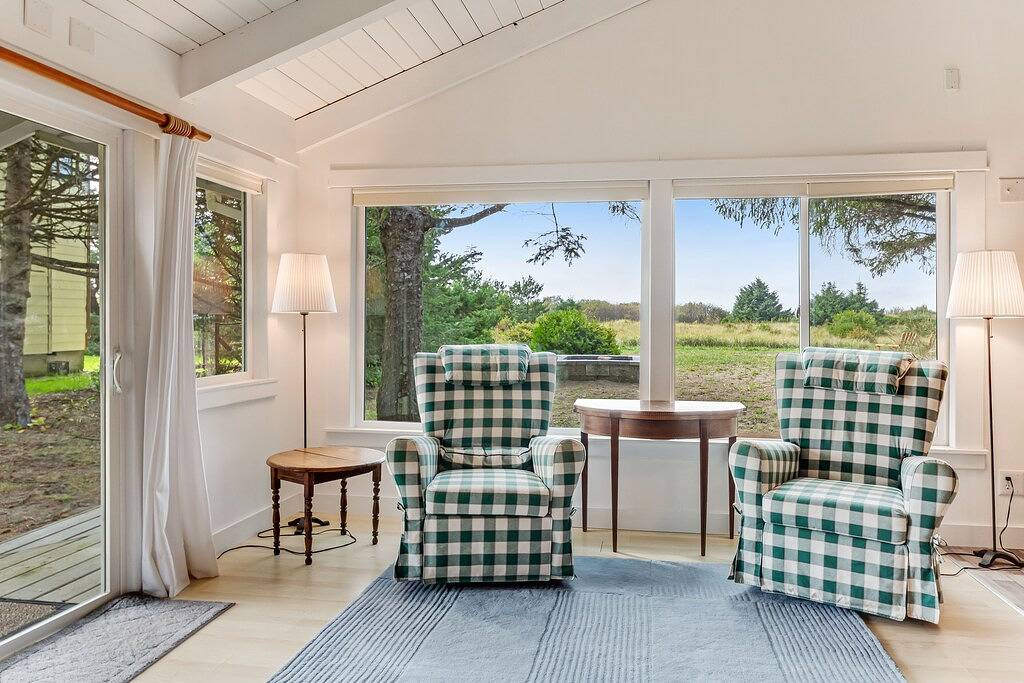 Adorable cottage near the beach w/ wood stove, firepit, & full kitchen in Copalis Beach, Grays Harbor County