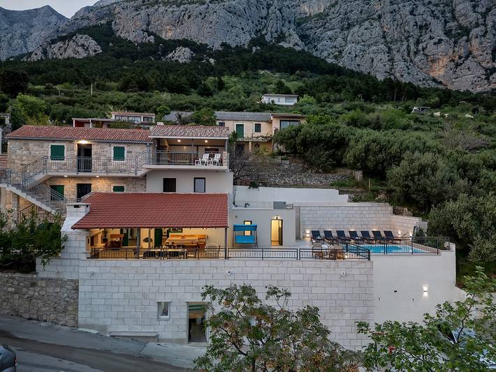 Ferienhaus für 7 Personen, mit Meerblick und Balkon/Terrasse sowie Garten und Pool in Makarska