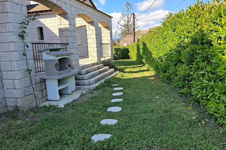 Location de vacances pour 12 personnes, avec jardin et terrasse, animaux acceptés à Aléria