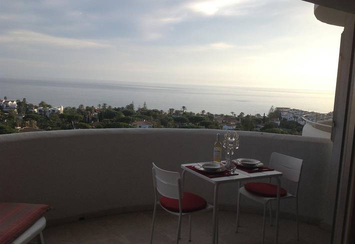 Entire studio, Studio La Perla with Sea and Mountain View, Shared Pool in Marbella East, Marbella