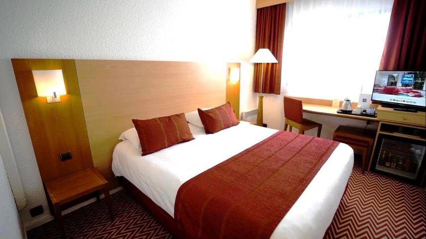 Hôtel pour 3 personnes, avec jardin ainsi que piscine et sauna à Meudon - 2