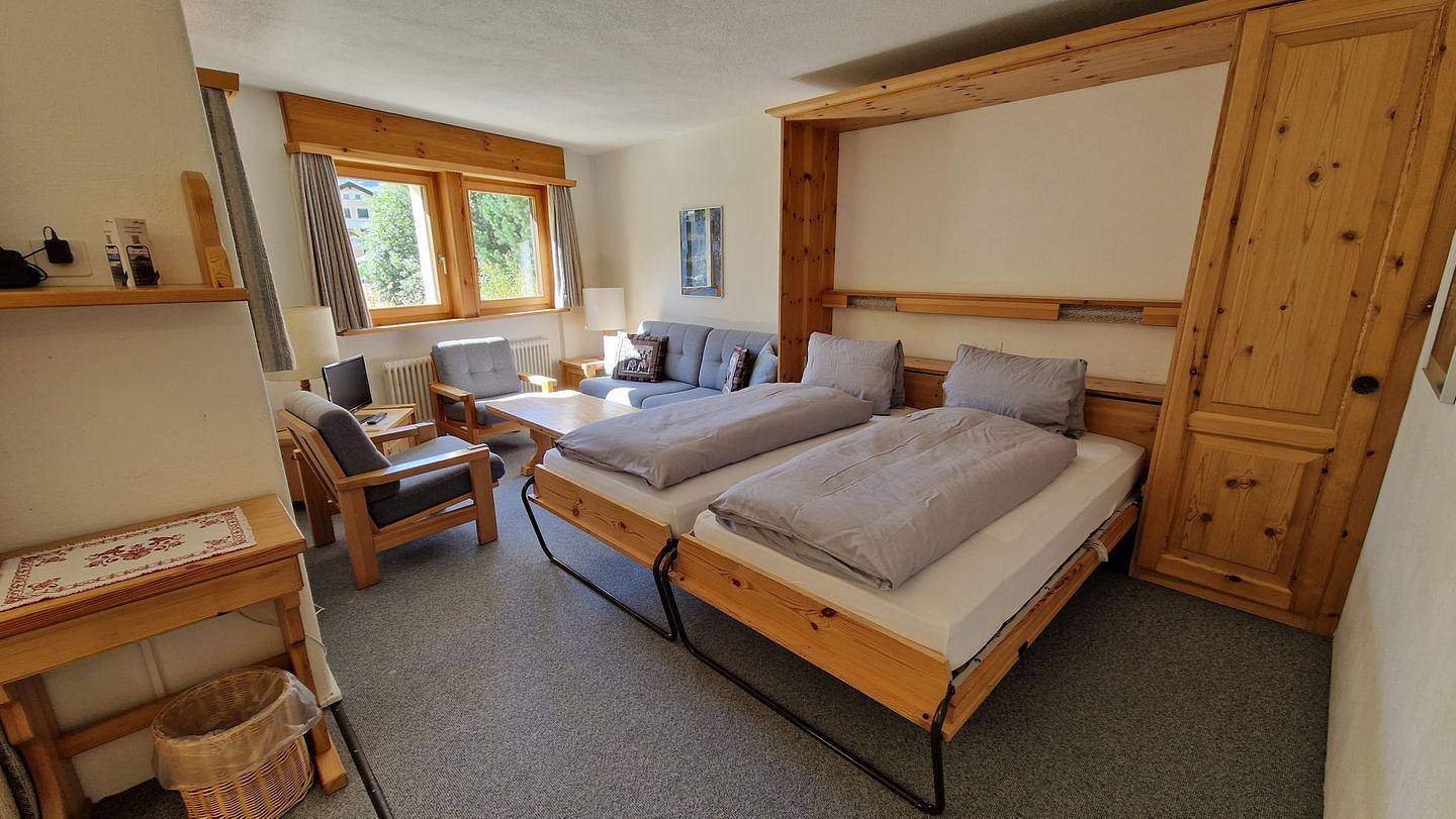 Ganze Wohnung, 2 1/2-Zimmerwohnung; Parterre; gedeckte Terrasse; grosszügiges Wohn-/Esszimmer in Silvaplana, Sankt Moritz
