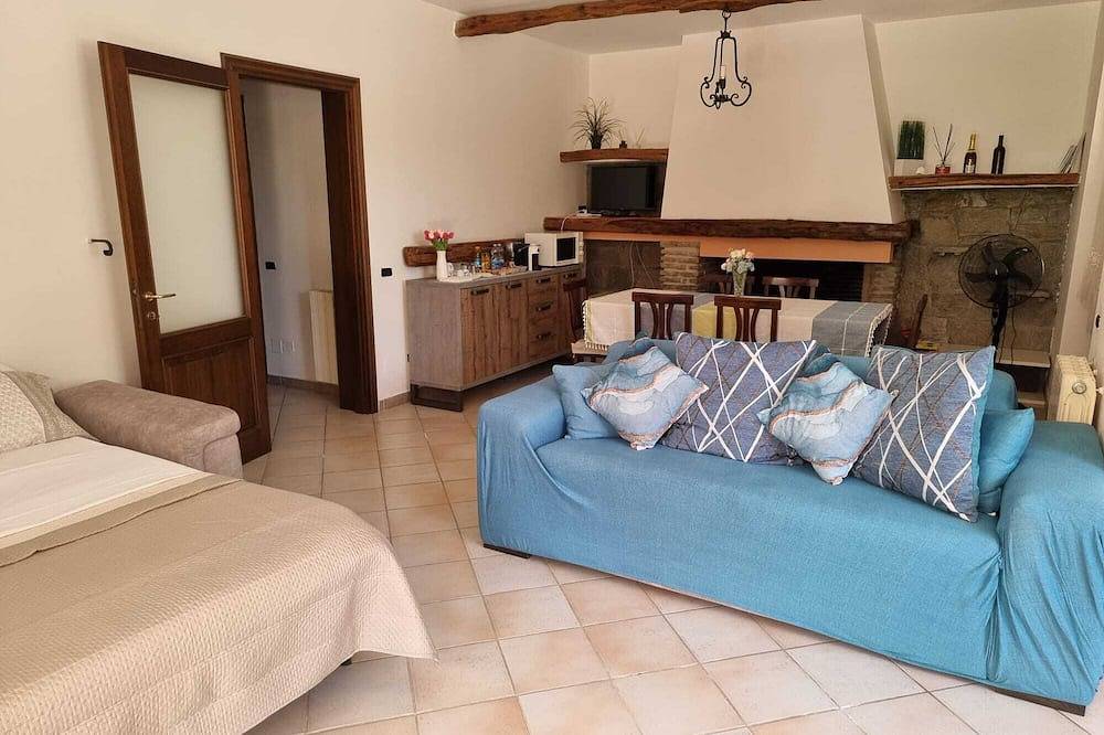 2 Double Beds, Mini Fridge, Coffee Machine, Microwave Oven, Table. in Poggio dei Pini, Capoterra