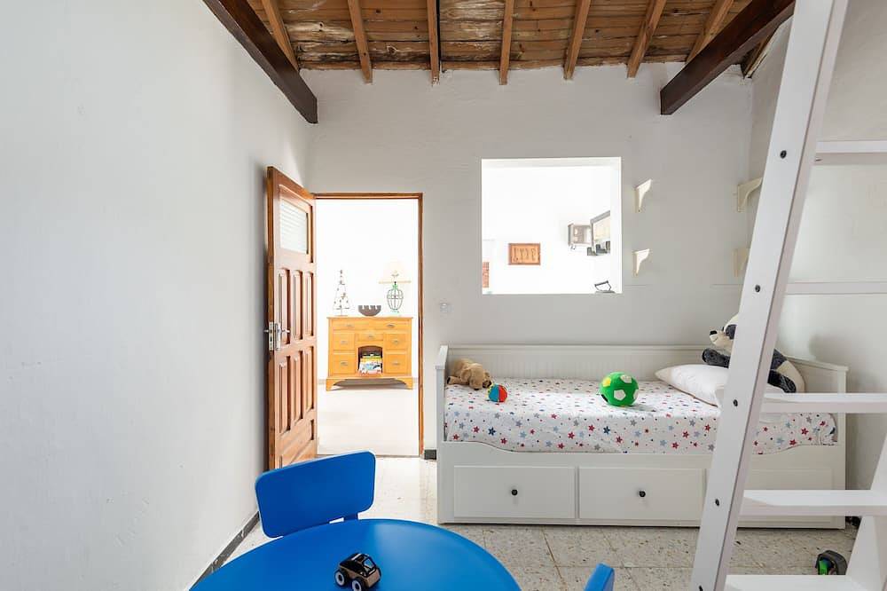 Cotte de famille parmi les olives in Temisas, Agüimes