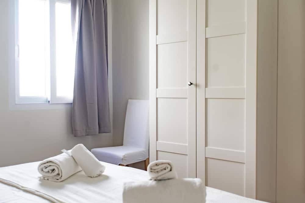 Entire apartment, Quiet Apartment Pl. Cisneros 2 -5 pax, in Ciutat Vella, in downtown Valencia in Valencia City Centre, Valencia