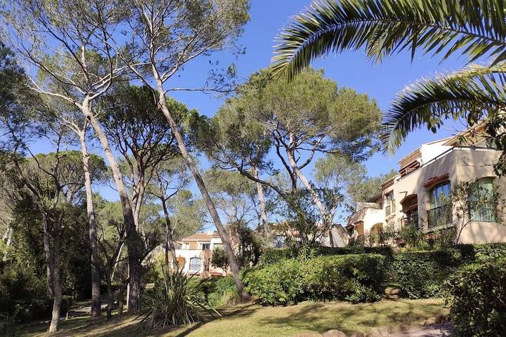 Gîte pour 4 personnes, avec jardin ainsi que terrasse et piscine dans Golf et Tennis Club de Valescure