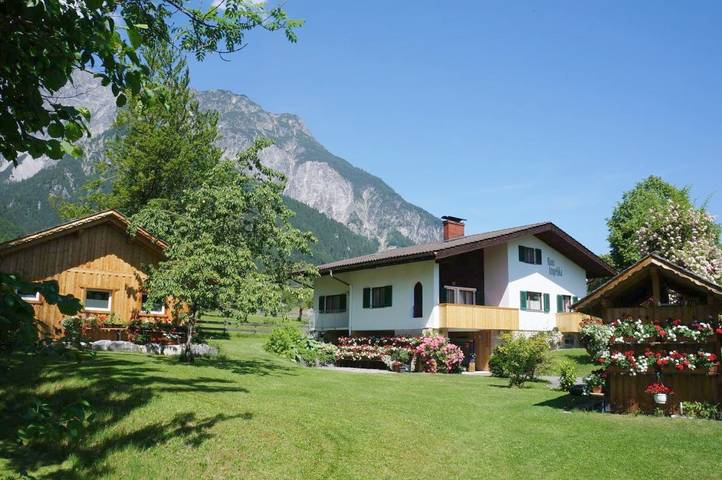 Ferienhaus für 8 Personen, mit Balkon und Terrasse sowie Garten und Sauna in Vandans