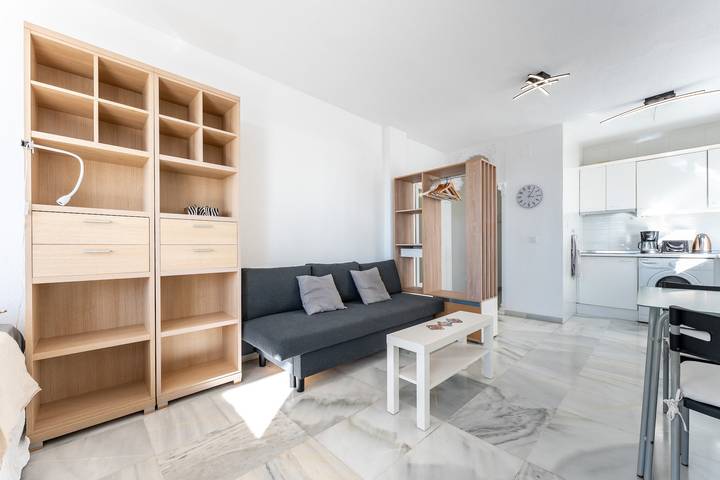 Entire studio, Studio Apartment 'Vista Bonita' with Sea View, Wi-Fi and Air Conditioning in La Cala de Mijas, Mijas
