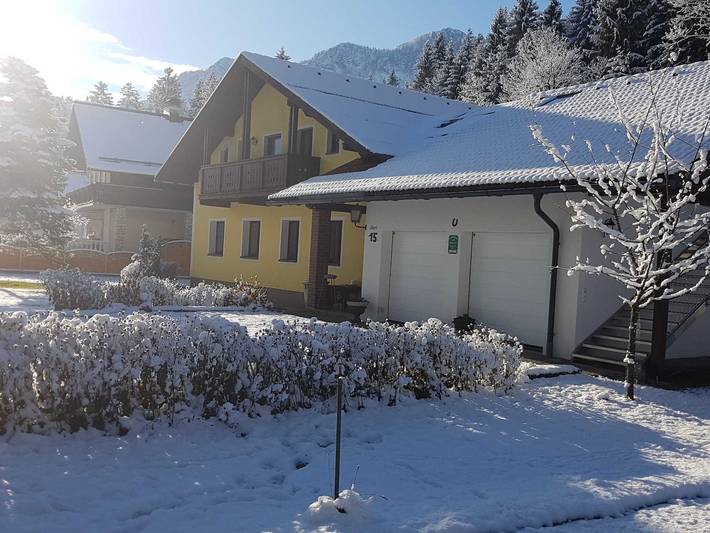Ferienwohnung für 4 Personen, mit Balkon und Garten sowie Ausblick, kinderfreundlich in Bad Goisern am Hallstättersee