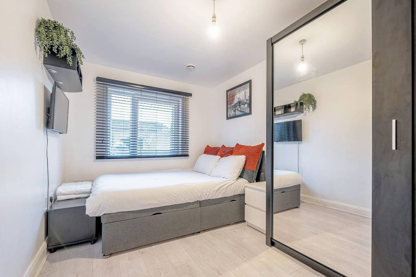 Entire holiday apartment, Luxury Central London Balcony 1-Bed Apt w/ Parking in Southwark, London