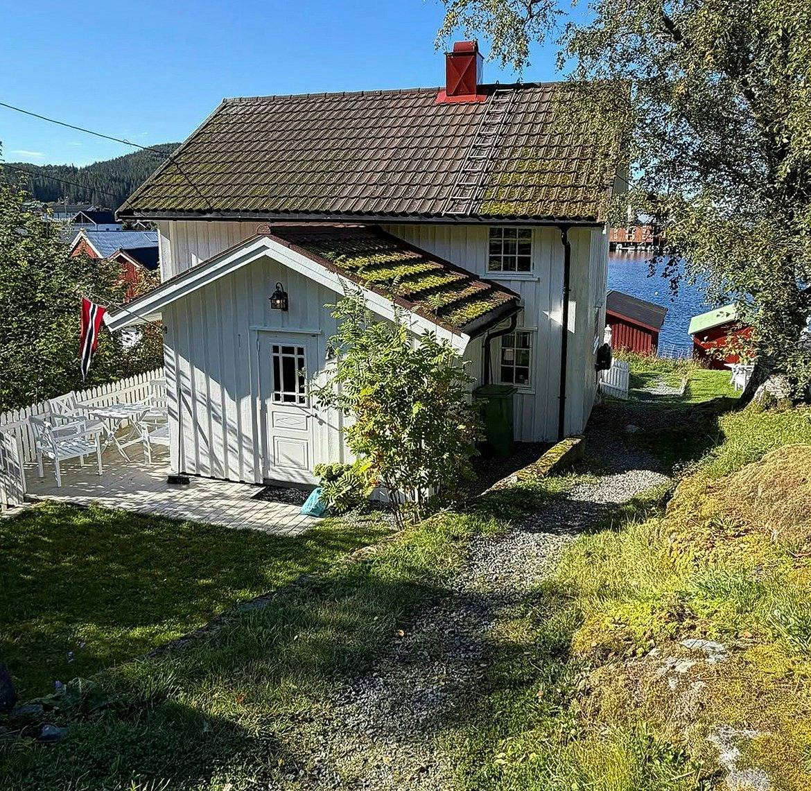 Historisches Holzhaus mit Blick auf den Fjord in Rissa