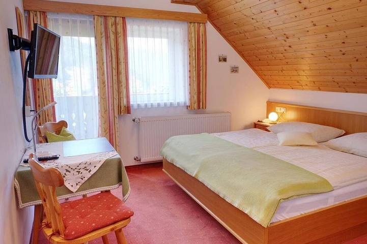 Landhaus Hinteregger - Doppelzimmer Kaiserburg in Bad Kleinkirchheim, Nockberge