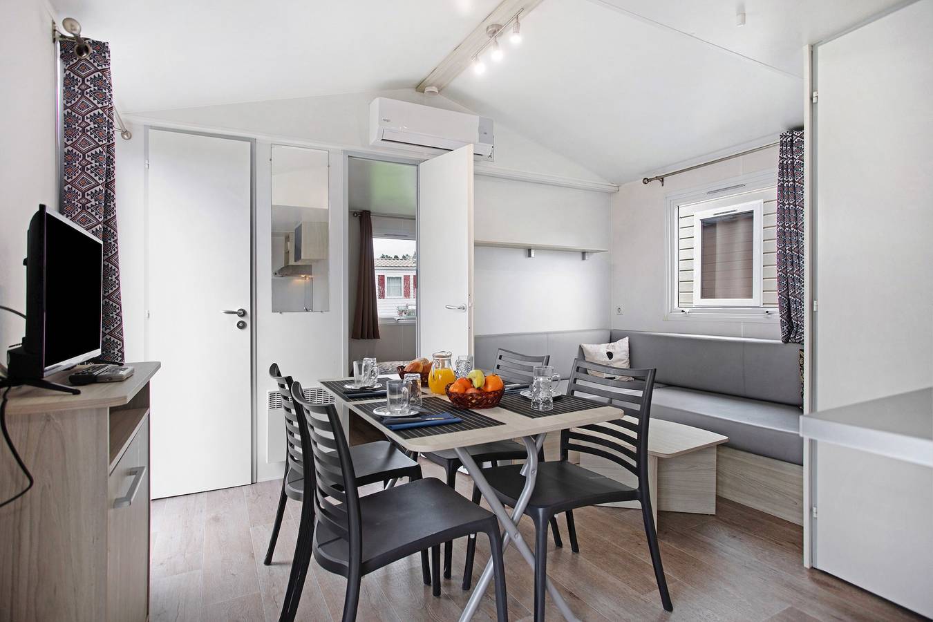Chalet 'Bungalow T2 I I- 15 Min. von Nazaré' mit Gemeinschaftspool und privater Terrasse in Leiria District