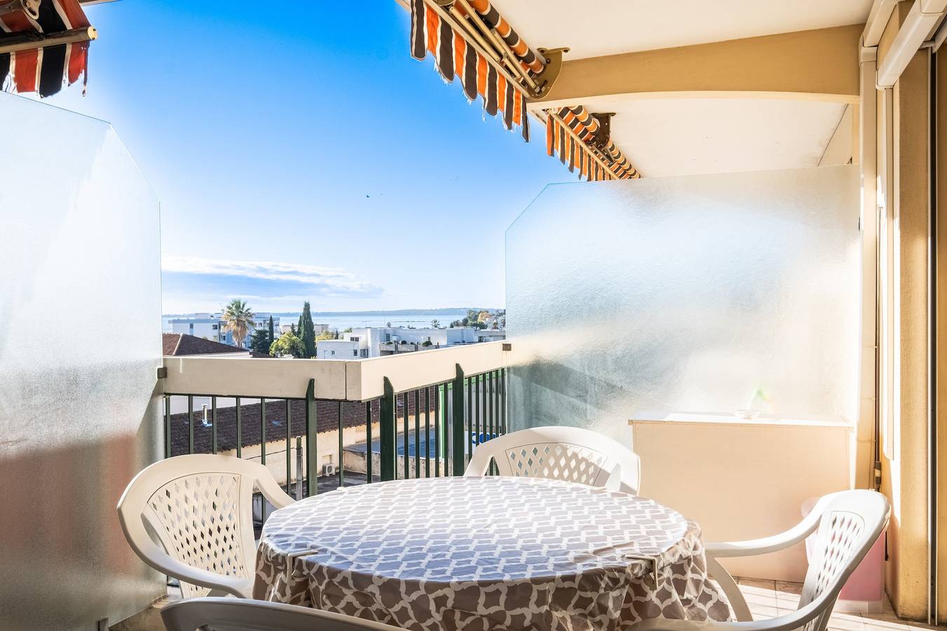 Ganze Wohnung, Ferienwohnung 'Meublé Tourisme 3 Étoiles Vue Mer' mit Meerblick, Wlan & Klimaanlage in Golfe-Juan, Vallauris