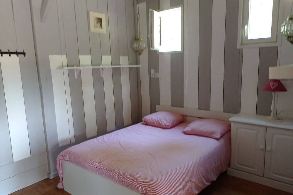 Gite with swimming pool, in a quiet bucolic setting in Salviac, Lot