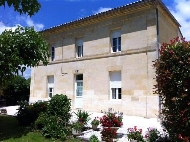 Location de vacances pour 6 personnes, avec Terrasse ainsi que Jardin et Vue à Lamothe-Montravel