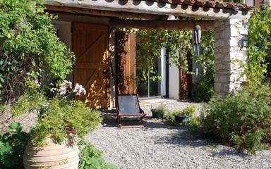 Location de vacances pour 4 personnes, avec piscine ainsi que terrasse et jardin à Ginasservis