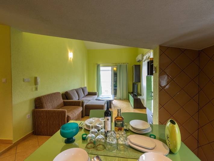 Gîte pour 4 personnes, avec Balcon et Terrasse ainsi que Jardin et Piscine à Marina - 3