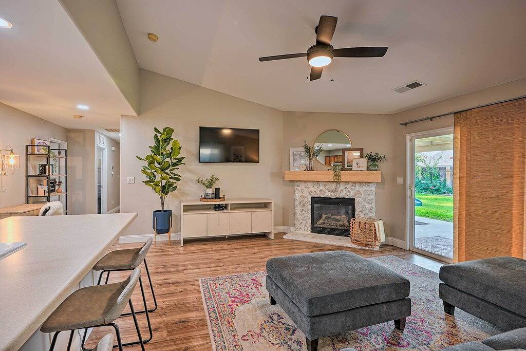 Family-Friendly Home, 6 Mi to Riverwalk Plaza in Bakersfield, Kern County