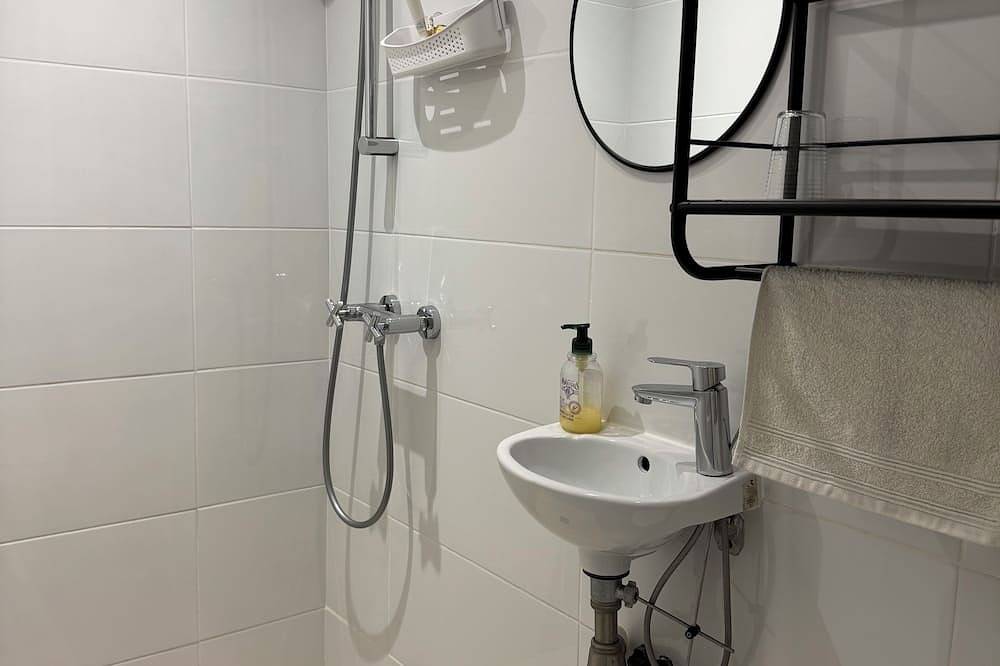 Entire apartment, Studio with mezzanine, fast Wi-Fi, 5 min from train station, 30 min from Paris in Bessancourt, Val-d'Oise