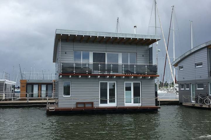 Hausboot für 4 Personen, mit Balkon und Sauna in Kröslin