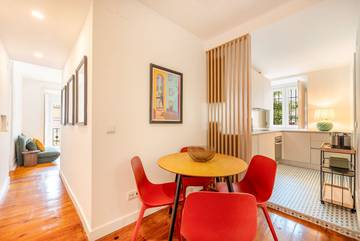 Vacation Rental for 4 Guests in Graça, Lisbon, Picture 3