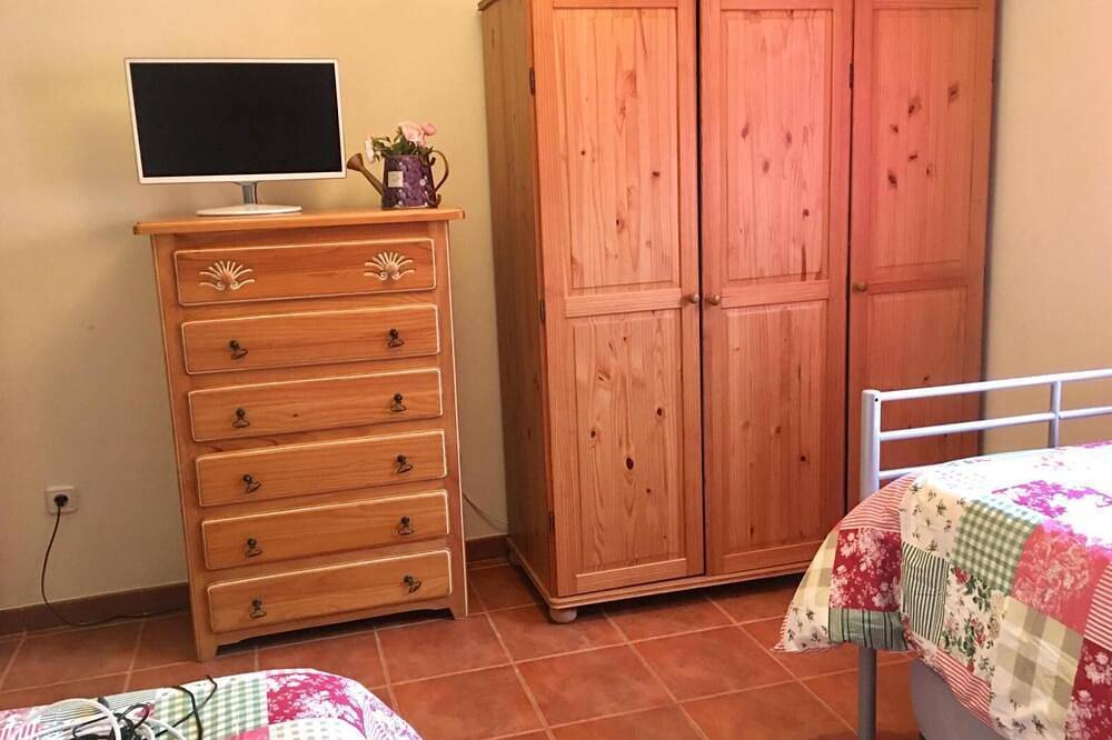 La Casita de Colmenar: Accessible Rural Home with Pool and Games Room in Colmenar de Oreja, Madrid Province