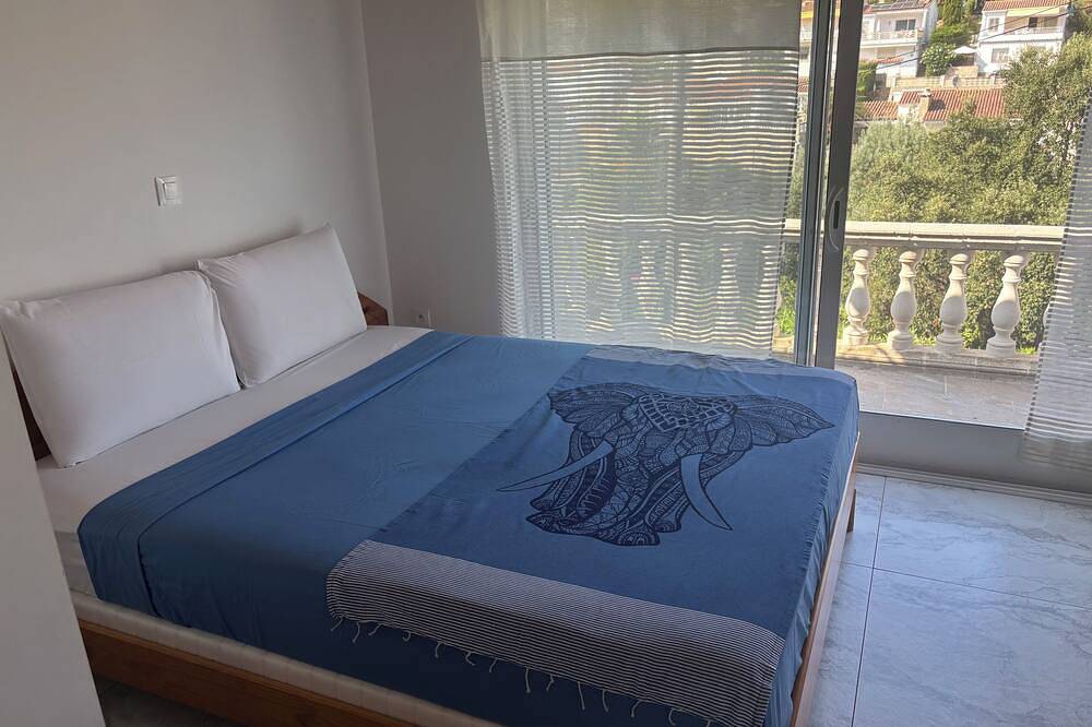 Tossa, villa d'exception, 2 apparts, piscine privée chauffée vue mer, climatisée in Canyelles, Tossa de Mar