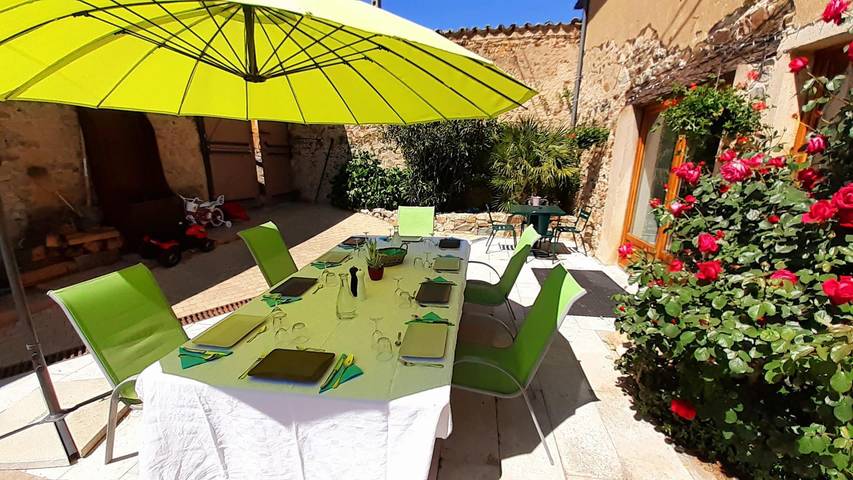 Gîte pour 15 personnes, avec Terrasse à Quincié-en-Beaujolais