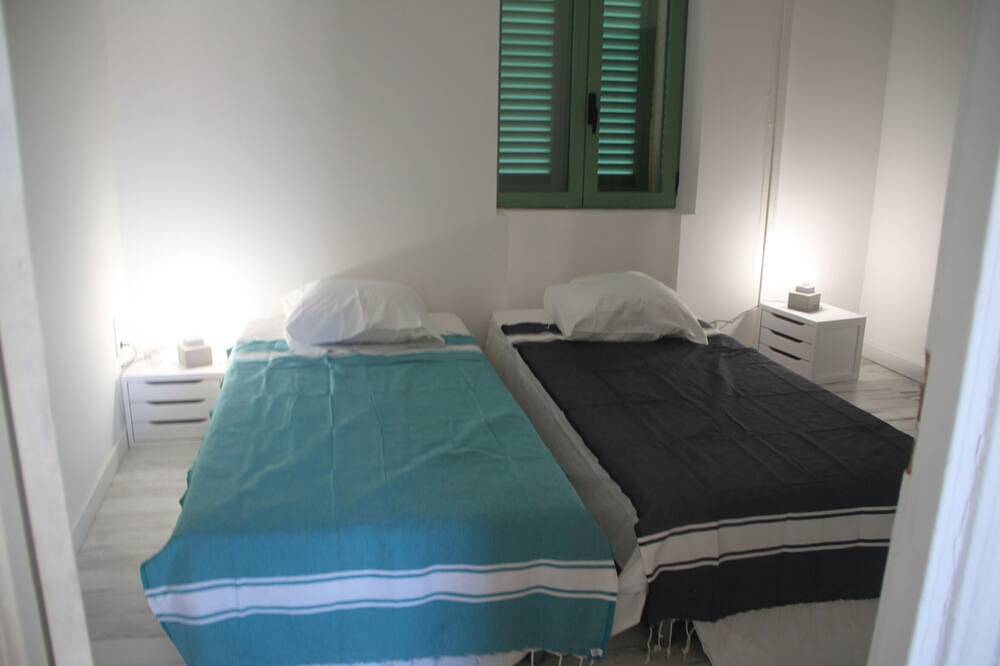 Petite maison avec piscine n°6  cœur de la ville avec sa cour quartier calme in Calvi, Région de Calvi