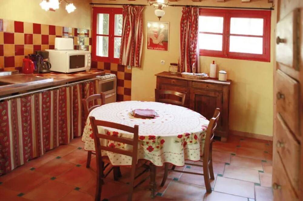 Entire apartment, Camoin - Mezzanine studio with terrace and park view in Fourques, Nimes region