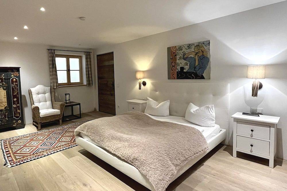 Exclusive country house, modern with old wood in chalet style, sauna and terrace in Riedlern, Kreuth