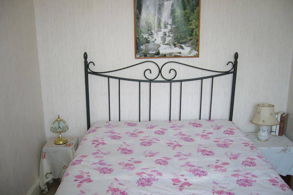 Entire apartment, Apartment In The Heart Of The Mountains Of Central Solid in Volcans d'Auvergne Regional Nature Park
