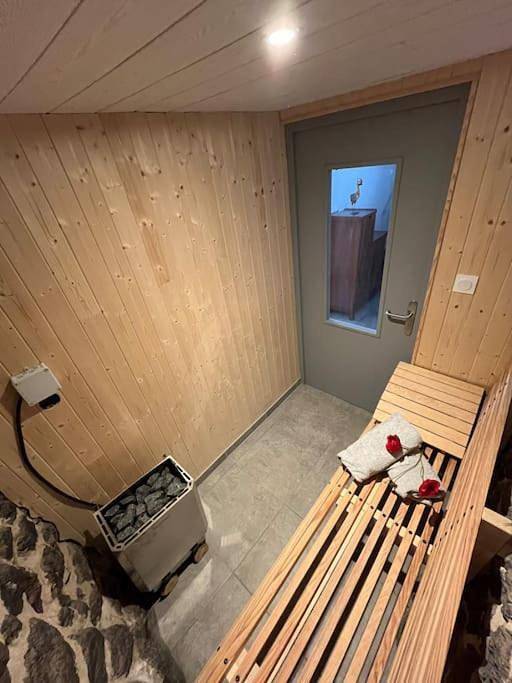 Location de vacances pour 4 personnes, avec jardin ainsi que sauna et terrasse à Olby - 2
